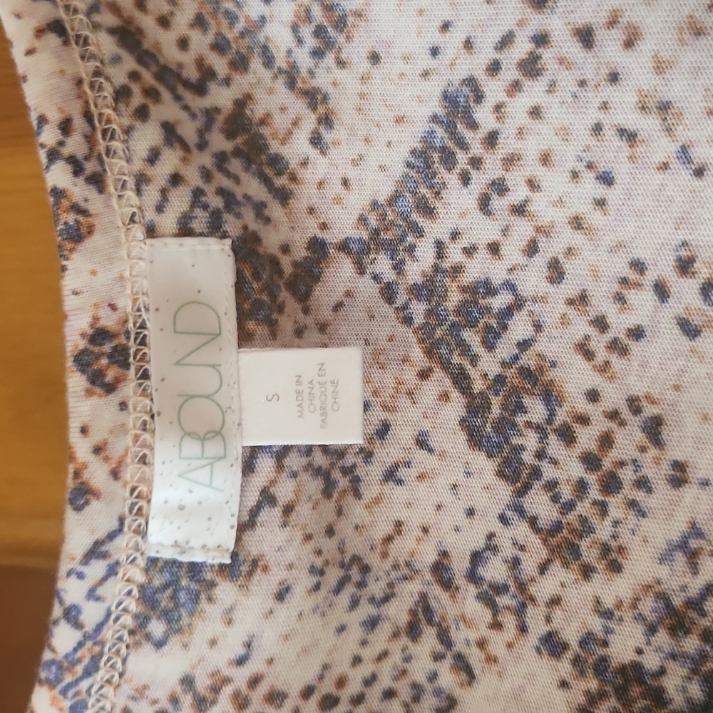 Abound Blue/Tan V-Neck Top, Women's Size Small, EUC - Picture 2 of 6